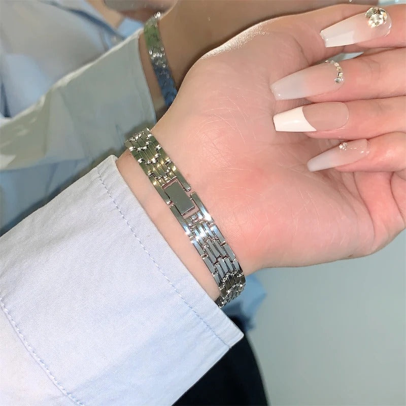 Fashion Alloy Women’s Watch – Luxury Rhinestone Shell Textured Dial Quartz Wristwatch, Slim Exquisite Ladies Watch